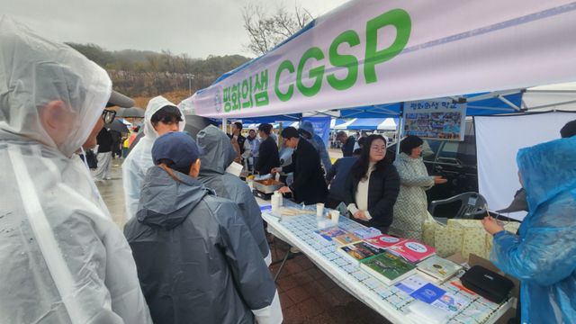 4일 오전 평택 이충레포츠공원에서 열린 ‘2026 평택시민건강걷기대회’에서 평택 평화의샘 대안학교 관계자 및 학부모들이 참가자들에게 음식 나눔, 경품 추첨 등을 진행하고 있다. 한준호기자