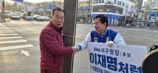 구재용 더불어민주당 인천 서구청장 예비후보(60)가 인천 서구지역에서 유세를 하면서 주민들과 만나 대화를 나누고 있다. 구 예비후보 제공