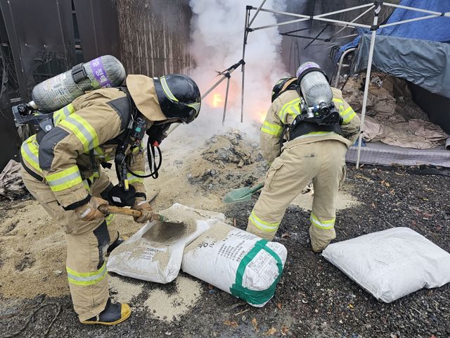 평택시 포승읍 폐기물 화재현장 모습. 평택소방서 제공