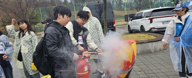 4일 오전 평택 이충레포츠공원에서 열린 ‘2026 평택시민건강걷기대회’에서 이충중학교 이승현군(16·왼쪽)과 윤은석군(16)이 평택안전문화추진협회가 운영한 화재모형을 대상으로 소화기를 발사하고 있다. 윤동현기자