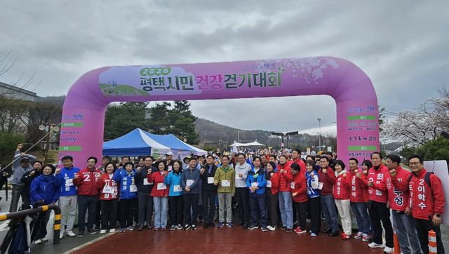 4일 평택시 이충레포츠공원 광장에서 열린 ‘2026 평택시민 건강걷기대회’에서 정장선 평택시장, 김명숙 평택시의회 부의장(의장 직무대행), 김영진 경기일보 상무이사, 최종식 경기일보 기획이사, 박종근 평택시체육회장, 김현정·홍기원 국회의원 등 내빈과 참가자들이 출발 전 파이팅을 외치고 있다. 윤동현기자