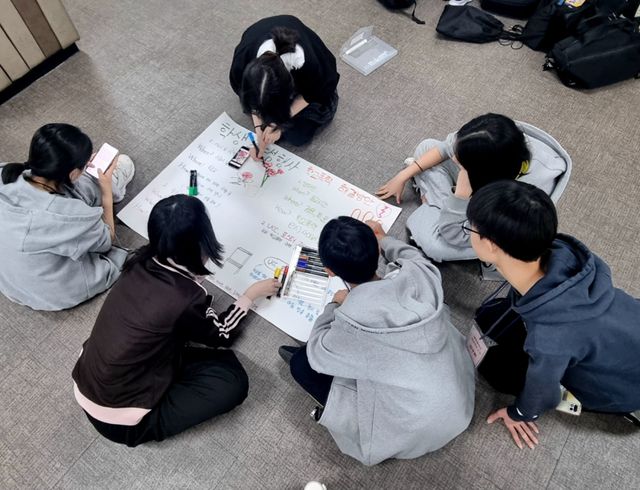 수원 매탄중 학생자치회 임원들이 리더십 캠프에 참여하고 있다. 매탄중 제공