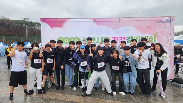 4일 오전 평택 이충레포츠공원에서 열린 ‘2026 평택시민건강걷기대회’에서 한광중학교 학생들이 단체로 참가해 기념촬영을 하고 있다. 한준호기자