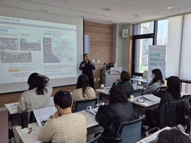 최근 평택시 신평도시재생현장지원센터에서 열린 ‘도시재생 로컬비즈니스 파트너 1기 교육’에서 시 관계자가 참석자들을 대상으로 도시재생사업을 설명하고 있다. 평택시 제공