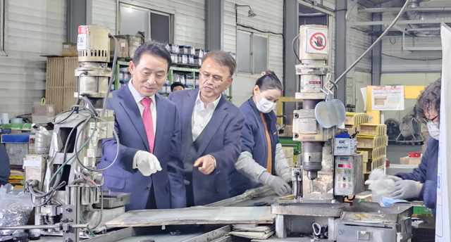 전재원 디온리오토모티브 대표가 백영현 포천시장에게 공장 설비와 생산 제품을 설명하고 있다. 손지영기자