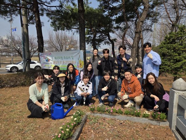 경기 광주시 청년 소상공인과 교육 분야 종사자들로 구성된 지역단체 ‘광주시청년리더스포럼’이 출범 이후 첫 공식 일정으로 예지학원 화재사고 추모비 일대에서 환경정비 봉사활동을 진행했다. 광주시청년리더스포럼 제공