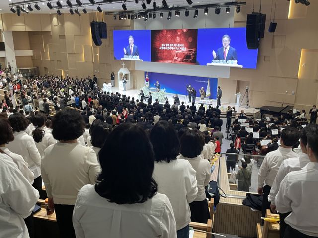 수원특례시기독교총연합회가 5일 수원중앙침례교회에서 부활절 연합예배를 드리고 있다. 조혜정기자