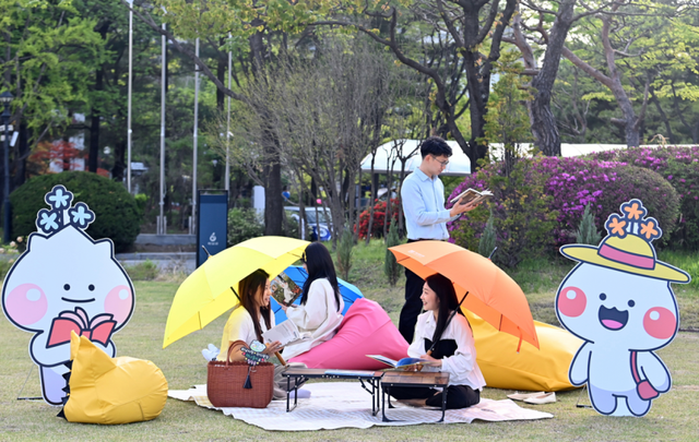 하남시 공공도서관 9곳이 올해 4월 ‘제4회 도서관의 날’과 ‘제62회 도서관 주간’ 등을 맞아 다채로운 독서문화행사를 진행한다. 사진은 지난해 신장도서관 앞 하남시청 잔디광장에서 열린 야외도서관 행사인 ‘오늘 책나들이 가 봄!’에서 시민들이 책을 읽으며 여유로운 주말을 보내는 모습. 하남시 제공