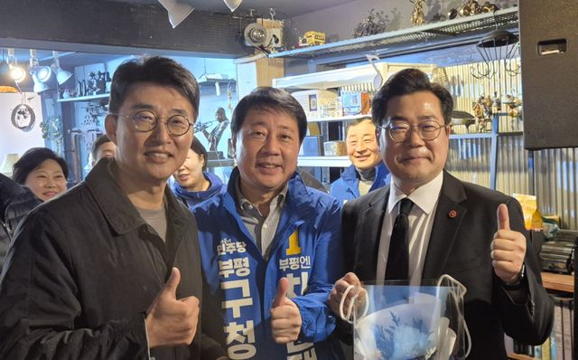 최근 부평공원 일대 펍캠프마켓에서 열린 ‘노종면의 노정민(노래·정치·민주주의)’ 행사에서 차준택 부평구청장 예비후보가 더불어민주당 박찬대(연수갑)·노종면(부평갑)국회의원과 함께 기념촬영을 하고 있다. 차준택 예비후보 선거캠프 제공