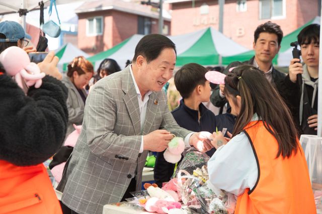남양주시가 4일 화도읍 마석광장에서 바자회를 열고 주민과 소통의 장을 마련했다. 남양주시 제공