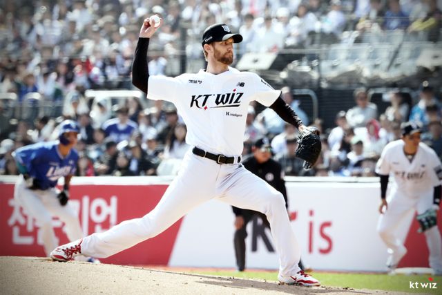 5일 수원 KT위즈파크에서 열린 KT 위즈와 삼성 라이온즈의 3차전에서 선발로 나선 KT 보쉴리가 투구하고 있다. KT 위즈 제공