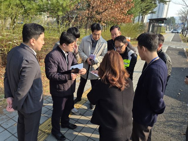 의정부시 직원들이 관계기관과 신평화로 민락IC 주변 도로를 점검하고 있다. 의정부시 제공