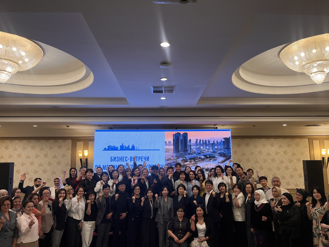 최근 인천시와 인천관광공사가 중앙아시아의 의료관광 수요를 확보하기 위해 ‘의료관광 설명회’를 열었다. 사진은 참가자들이 기념촬영 하는 모습. 시 제공