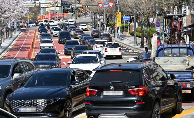 화창한 휴일을 맞아 도내 유원지, 공원마다 상춘객들이 몰리면서 일대 도로가 하루종일 교통정체가 빚어졌다. 5일 오후 수원특례시 광교산 진입로가 나들이 차량들로 북새통을 이루고 있다. 김시범기자