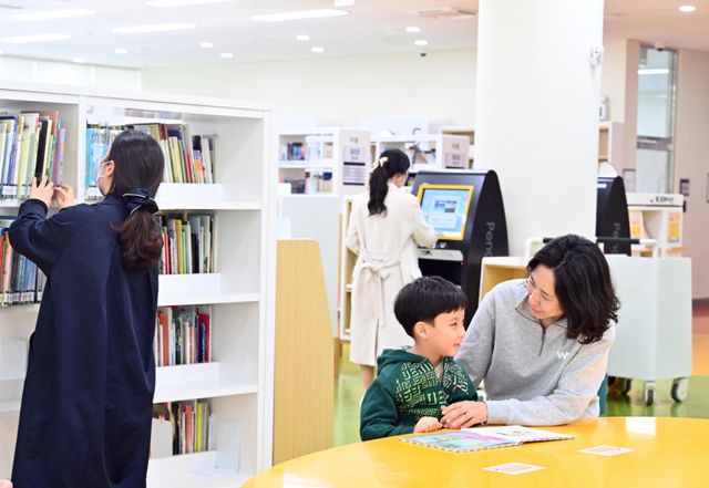 하남시 공공도서관 9곳이 올해 4월 ‘제4회 도서관의 날’과 ‘제62회 도서관 주간’ 등을 맞아 다채로운 독서문화행사를 진행한다. 사진은 지난해 미사도서관을 방문한 엄마와 아이가 함께 책을 읽으며 즐거운 시간을 보내고 있는 모습. 하남시 제공