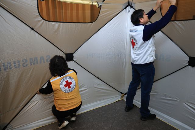 최근 대한적십자사 인천지사 ‘재난구호역량 강화훈련’에서 봉사원들이 이재민 쉘터 조립법을 익히고 있다. 대한적십자사 인천지사 제공