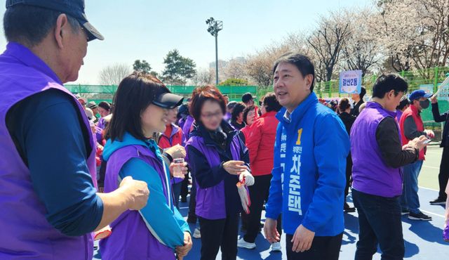 최근 차준택 부평구청장 예비후보가 삼산동 삼산건강공원에서 주민들과 소통하고 있다. 차준택 예비후보 선거캠프 제공
