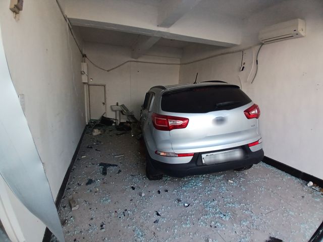 5일 오후 인천 미추홀구에서 SUV가 상가건물을 들이받은 채 내부에 멈춰서있다. 인천소방본부 제공