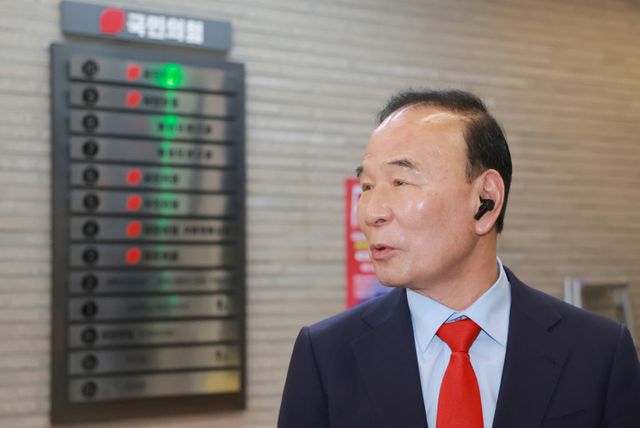 국민의힘 박덕흠 공천관리위원장이 5일 서울 영등포구 여의도 중앙당사에서 열린 공관위 회의에 참석하며 취재진 질문에 답하고 있다. 연합뉴스