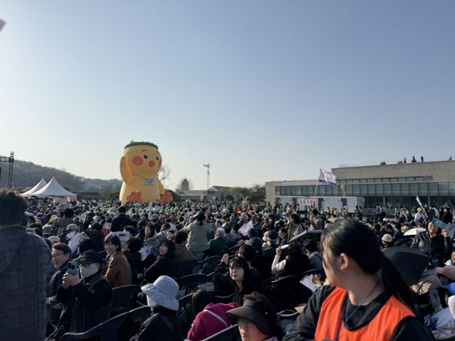 수원시민들과 신도들이 화성 행궁광장에서 진행된 ‘2026 수원 부활절 대축제’를 즐기고 있다. 수원특례시기독교총연합회 제공