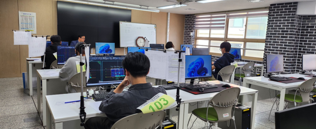 인천의 한 고등학교에서 건축설계CAD 수업을 하고 있는 모습. 시 제공