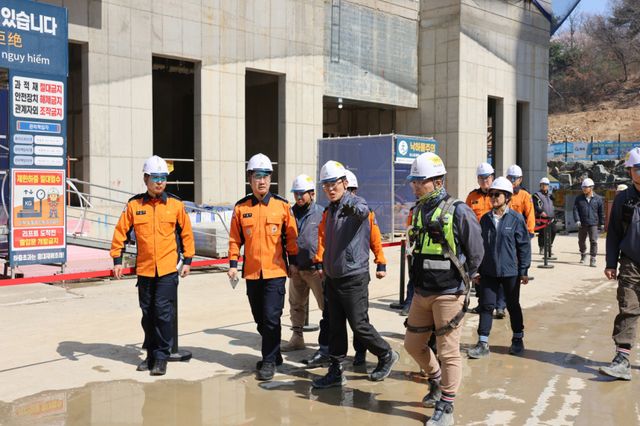 김포소방서가 북변동에 위치한 주택재개발정비사업 신축공사장에서 현장 안전지도를 벌이고 있다. 김포소방서 제공