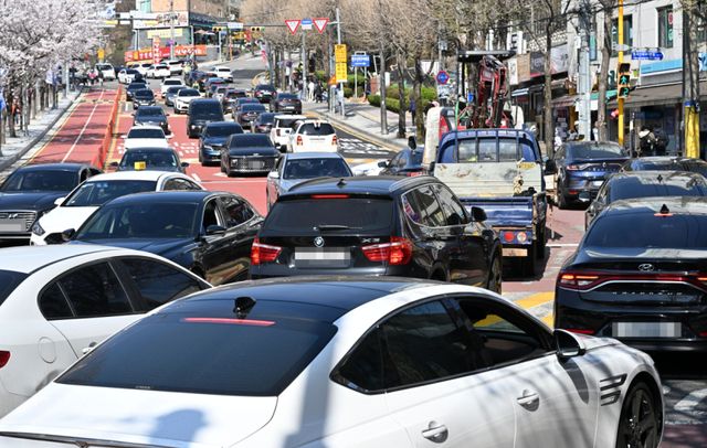 화창한 휴일을 맞아 도내 유원지, 공원마다 상춘객들이 몰리면서 일대 도로가 하루종일 교통정체가 빚어졌다. 5일 오후 수원특례시 광교산 진입로가 나들이 차량들로 북새통을 이루고 있다. 김시범기자