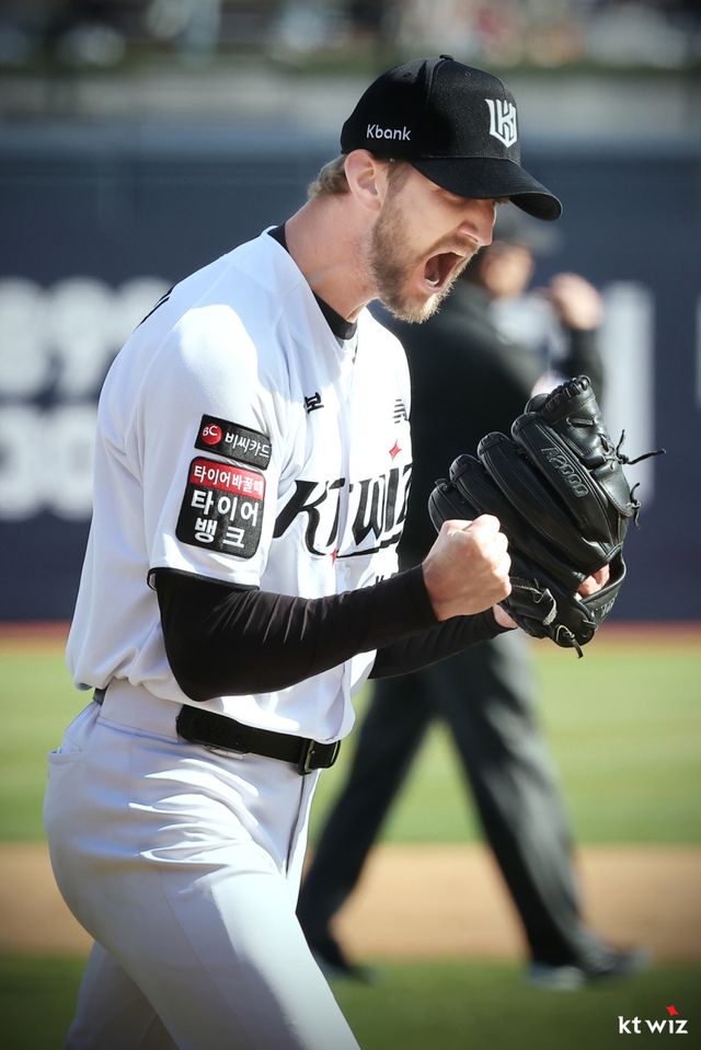 KT 케일럽 보쉴리가 5일 수원KT위즈파크서 열린 삼성전서 이닝을 실점 없이 막은 뒤 포효하고 있다. KT 위즈 제공