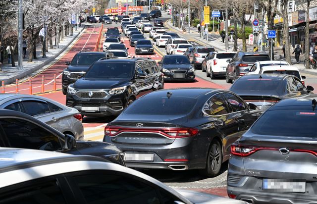 화창한 휴일을 맞아 도내 유원지, 공원마다 상춘객들이 몰리면서 일대 도로가 하루종일 교통정체가 빚어졌다. 5일 오후 수원특례시 광교산 진입로가 나들이 차량들로 북새통을 이루고 있다. 김시범기자