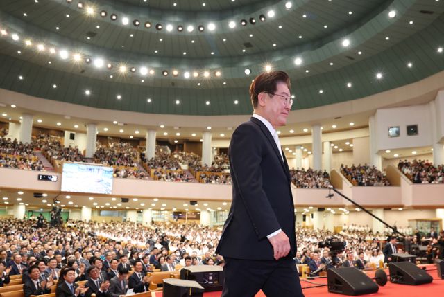 이재명 대통령이 5일 서울 여의도순복음교회에서 열린 부활절 연합예배에서 축사를 위해 연단에 오르고 있다. 연합뉴스