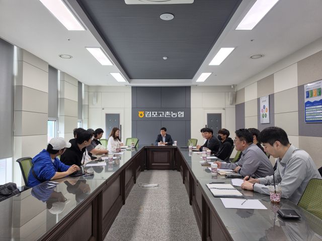 조동환 조합장이 청년농업인들과 함께 간담회를 진행하고 있다. 김포고촌농협 제공