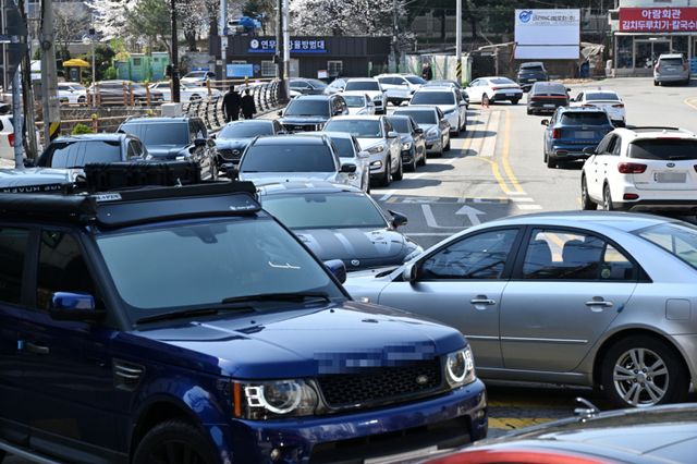 화창한 휴일을 맞아 도내 유원지, 공원마다 상춘객들이 몰리면서 일대 도로가 하루종일 교통정체가 빚어졌다. 5일 오후 수원특례시 광교산 진입로가 나들이 차량들로 북새통을 이루고 있다. 김시범기자