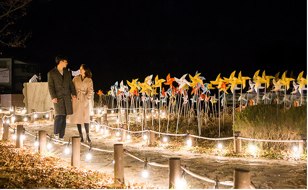 야간 명소화 사업이 완료된 산정호수에서 관광객들이 휴식과 추억을 즐기고 있다. 포천시 제공