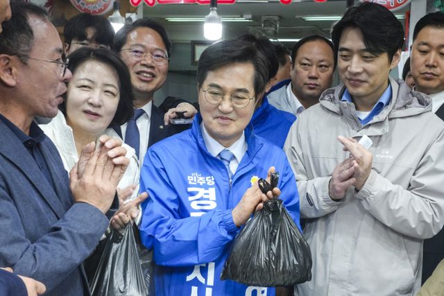 더불어민주당, 정청래 당대표, 경기도지사 예비후보들과 못골종합시장 방문 [포토뉴스]