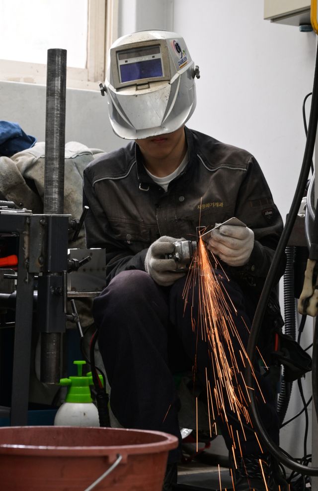 6일 오후 안산공업고등학교에서 열린 '2026 경기도 기능경기대회'에서 용접 부문에 참여한 학생들이 기량을 뽐내고 있다. 오는 10일까지 남양주고, 김포과학기술고, 삼일공고 등 8개 경기장에서 50개 직종에 총 475명 선수가 참가해 실력을 겨룰 예정이다. 우수상 이상 입상자에게는 오는 8월 개최되는 ‘2026 제61회 인천광역시 전국기능경기대회’에 경기도 대표 선수로 출전할 수 있는 자격이 부여된다.