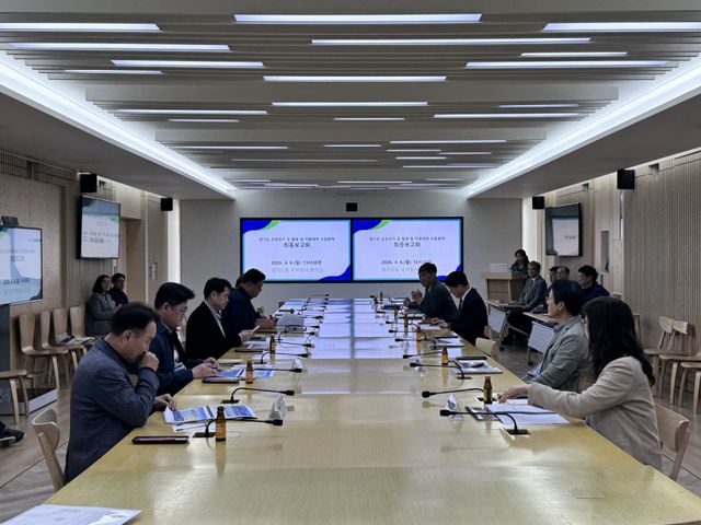 경기도 관계자들이 6일 경기도청 북부청사에서 ‘경기도 군 유휴지 등 활용 및 지원계획 수립’ 연구용역 최종보고회를 열고 앞으로 정책 추진 방향을 논의하고 있다. 경기도 제공