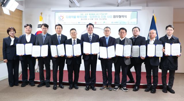 안양시는 6일 오전 10시 시청 접견실에서 다제 약물 복약 지원 퇴원 환자 지역 사회 연계 사업 업무 협약식을 개최했다. 안양시 제공