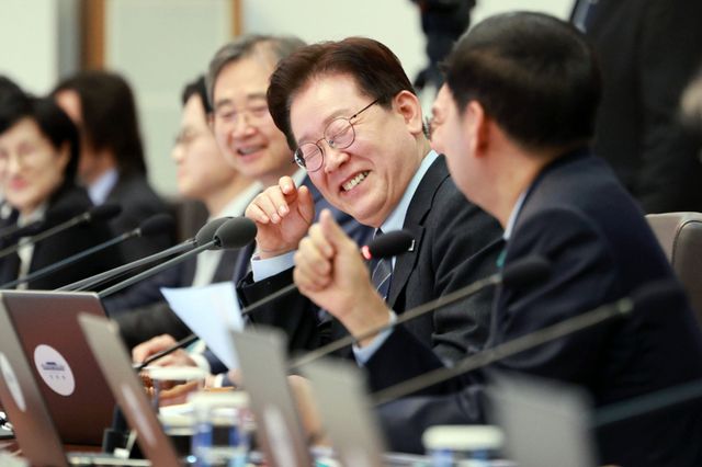 이재명 대통령이 6일 청와대에서 열린 국무회의 겸 비상경제점검회의에서 구윤철 부총리 겸 재정경제부 장관과 대화하고 있다. 연합뉴스