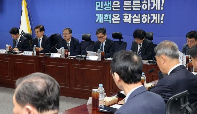 유동수 중동전쟁 경제 대응 특위 위원장이 6일 국회 의원회관에서 열린 특위 2차 회의에서 발언하고 있다. 연합뉴스