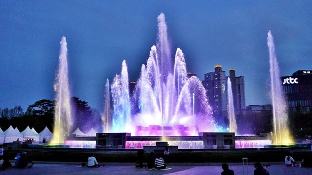 고양특례시 일산동구 장항동 일산호수공원 서쪽 광장에 위치한 ‘노래하는분수대’ 공연 모습. 고양도시관리공사 제공