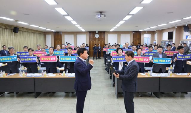 경기농협 북부조합장협의회는 6일 양주 은현농협에서 조합장 40여명이 참석한 가운데 농협법 개정안 관련 협의회를 개최했다. 이석관 경기농협 북부조합장협의회장(가운데 오른쪽)이 농협중앙회 이사인 박경식 안산농협 조합장(가운데 왼쪽) 앞에서 결의문을 읽고 있다. 경기농협 제공