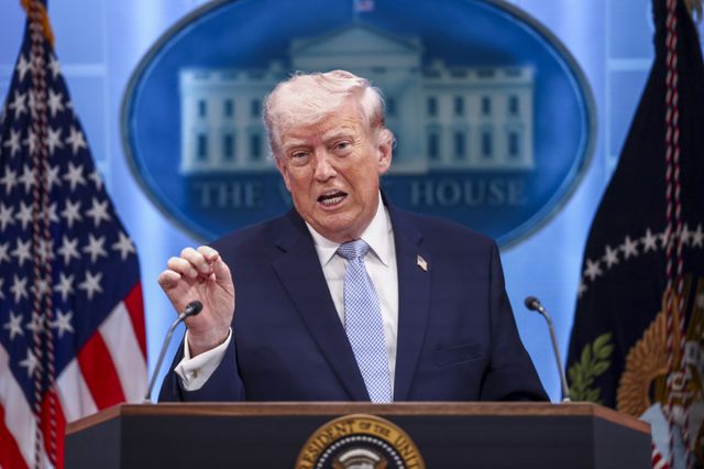 도널드 트럼프 미국 대통령이 6일(현지시간) 미국 워싱턴 DC 백악관에서 이란에 대한 언론 브리핑을 하고 있다. EPA=연합뉴스