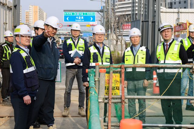 최근 최정규 인천교통공사 사장이 서구 인천도시철도(지하철) 2호선 가정역 1·2번 출구 설치 공사 현장을 찾아 안전관리 실태를 점검하고 있다. 교통공사 제공