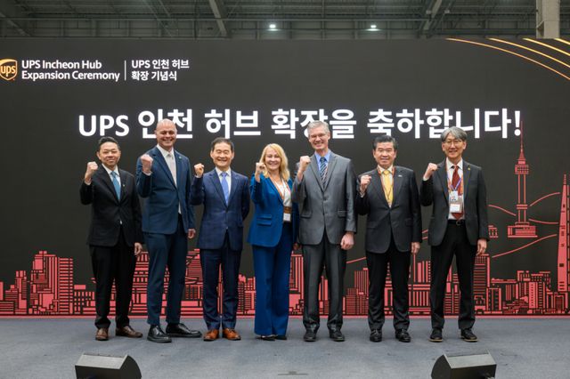 김범호 인천국제공항공사 사장직무대행(왼쪽에서 3번째)과 관계자들이 최근 UPS 화물터미널에서 센터 확장 개소식을 한 뒤 기념사진을 촬영하고 있다. 공항공사 제공