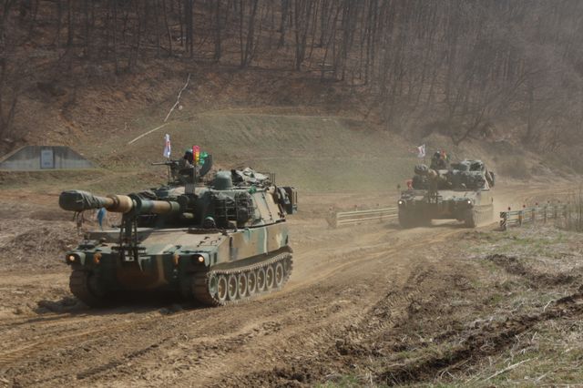 육군 제2기갑여단 설악포병대대가 1일부터 2일까지 무건리 훈련장에서 포탄사격 및 진지변환 기동훈련(Shoot&amp; Scoot)을 실시했다. 제2기갑여단 제공