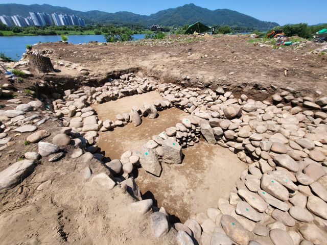 양평 양강섬 적석분구묘. 양평군 제공