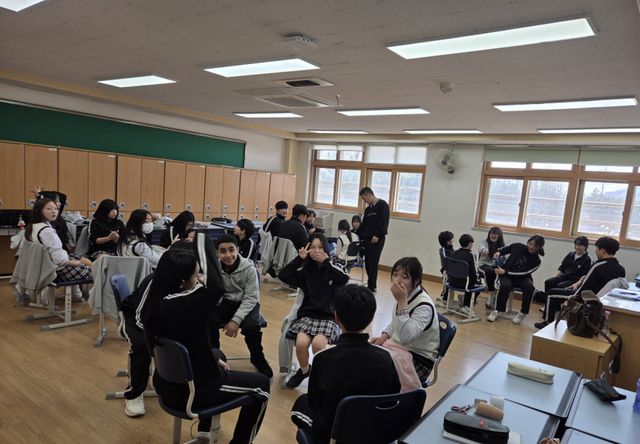마송중학교 학생들이 관계형성 놀이와 의사소통 및 신뢰 쌓기 프로그램에서 즐거운 소통을 체험하고 있다. 김포교육지원청 제공