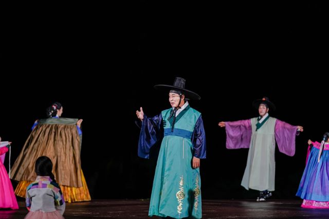 용신과 도깨비 공주의 사랑 이야기를 바탕으로 만들어진 창작 실경뮤지컬에서 시민배우로 참여한 백영현 시장이 연기하고 있는 모습. 포천시 제공