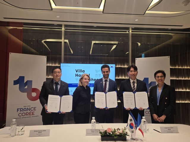 (왼쪽부터)남동경 부시장과 피에르 모르코스 문화참사관, 백종훈 한국만화영상진흥원장이 빌라부천 문화예술레지던시 업무협약서 서명 후 기념 촬영을 하고 있다. 부천시 제공