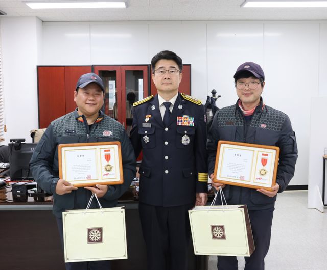 손용준 김포소방서장(가운데)이 이지성(오른쪽), 배시원 집배원에게 표창장을 수여하고 기념사진을 촬영하고 있다. 김포소방서 제공